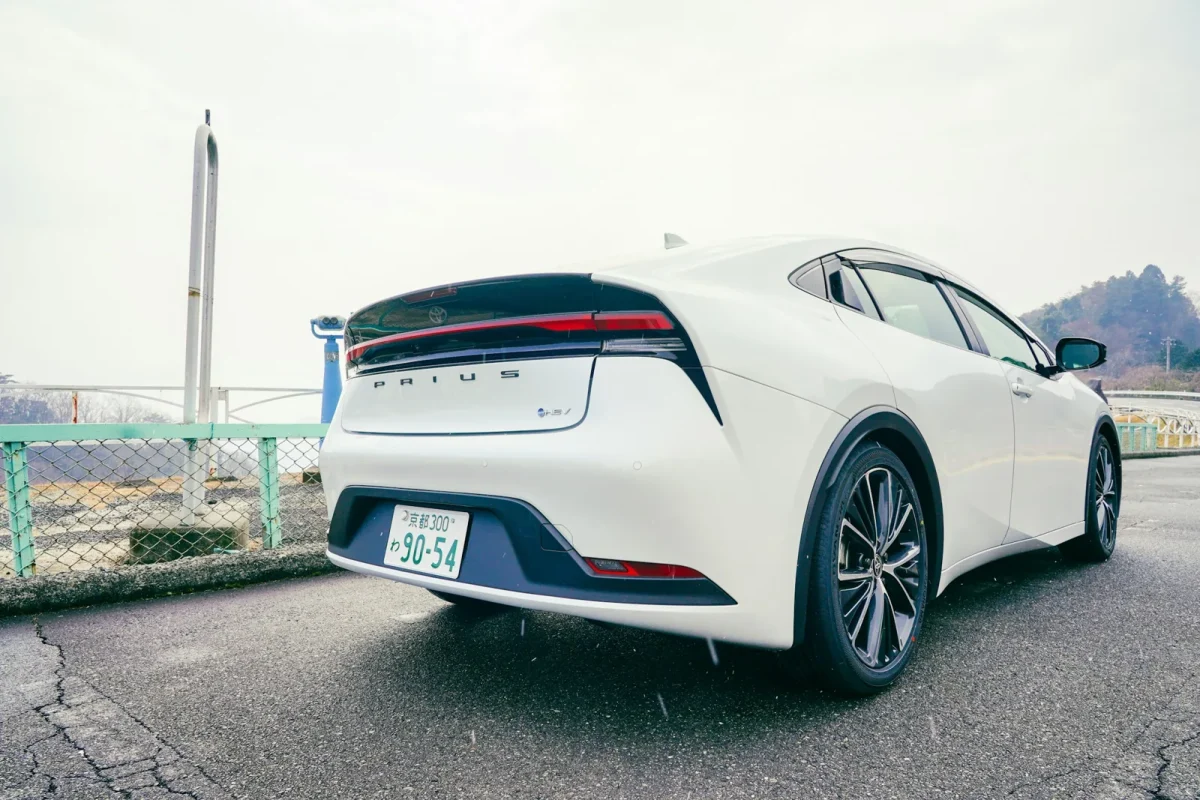 5代目トヨタ・プリウスの外観。回生ブレーキを使うハイブリッド車の例です。