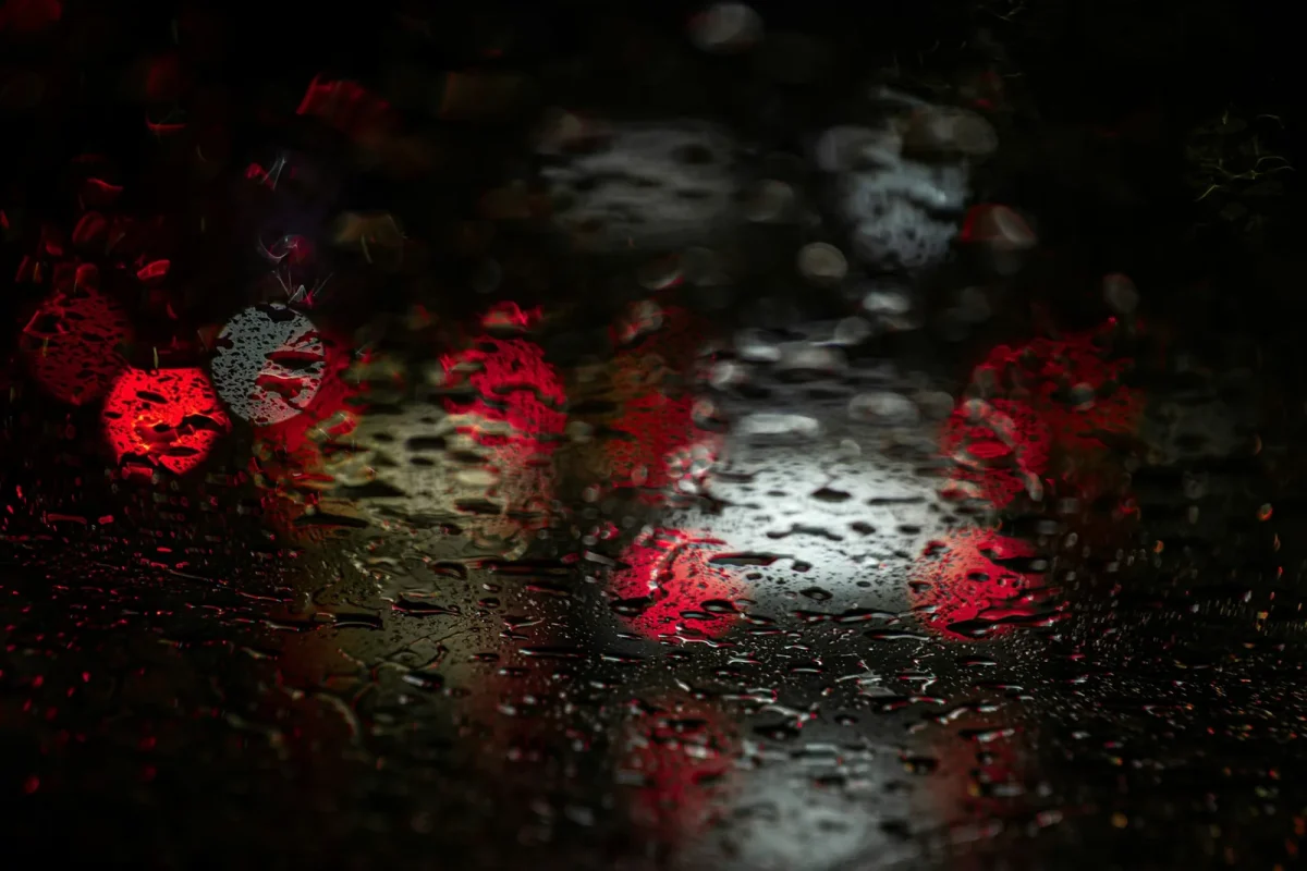雨粒が付いた窓の例。外側の雨粒と、内側の結露は同じ対処で取れるとは限りません。
